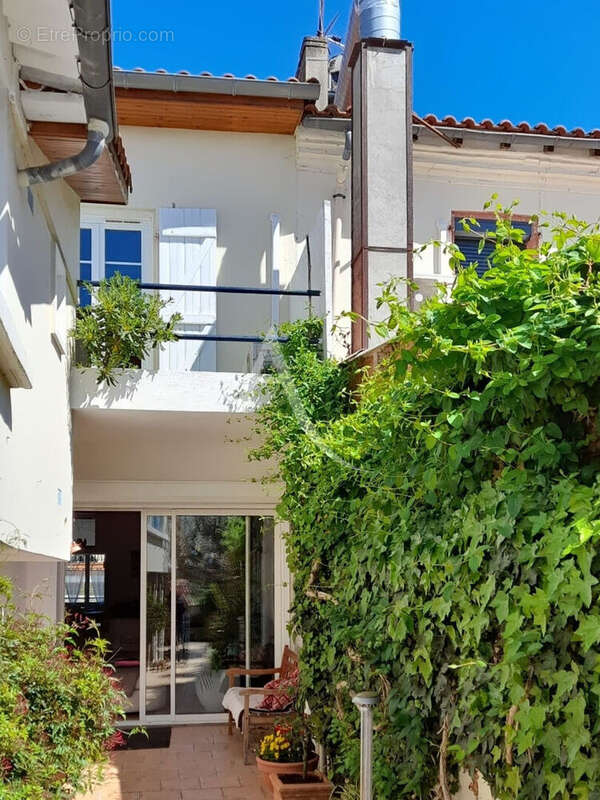Maison à BRUGUIERES