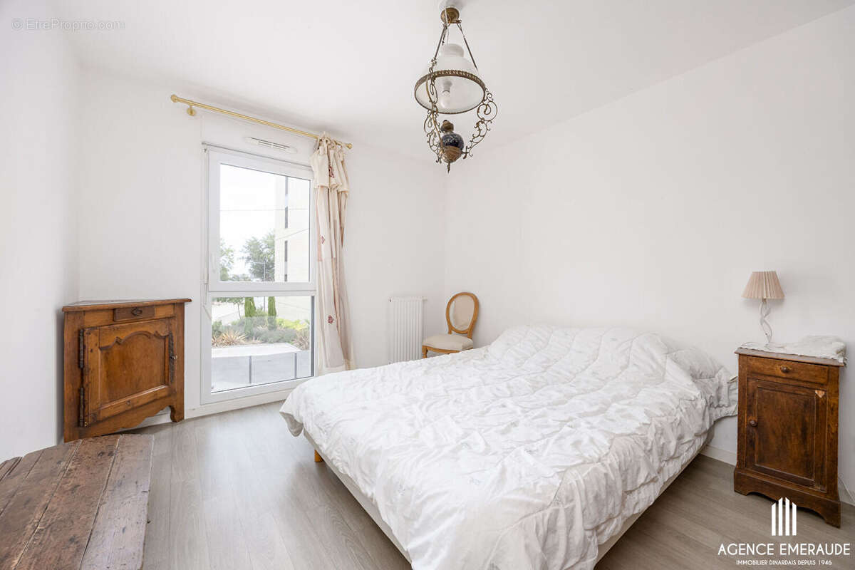 À vendre à Dinard, Appartement T4 avec balcon, garage, parking et cave, à deux pas des commerces et des plages. - photo 5