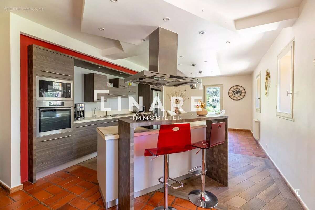LE DOMAINE PROVENÇAL - Villa T6 de 287m² dont deux dépendances de 26m² - Piscine - Terrain de 6900m²  - 13011 EOURES - photo 12