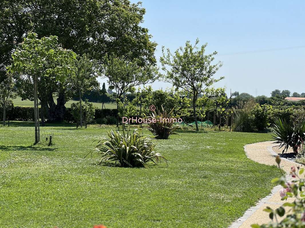 Maison 223 m² à Lucon  - photo 4