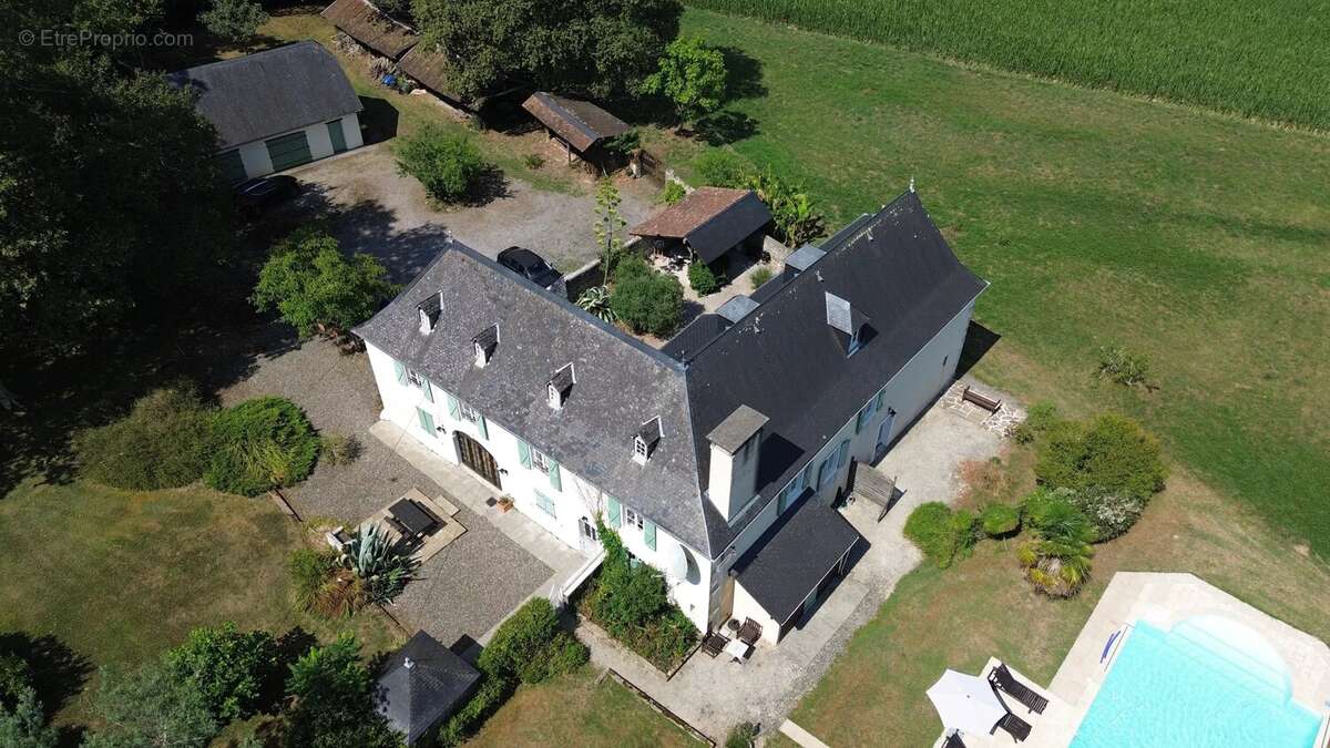 Ferme béarnaise rénovée avec gîte, piscine et vue sur les Pyrenénées - photo 23
