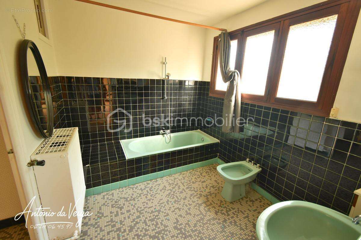  Maison de campagne – 3 chambres, dépendances, double garage et terrain constructible d’environ 3 233 m² - photo 7