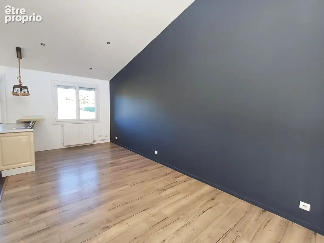 Maison mitoyenne lumineuse, grande pièce à vivre, garage et extérieurs, très bien placée - photo 4