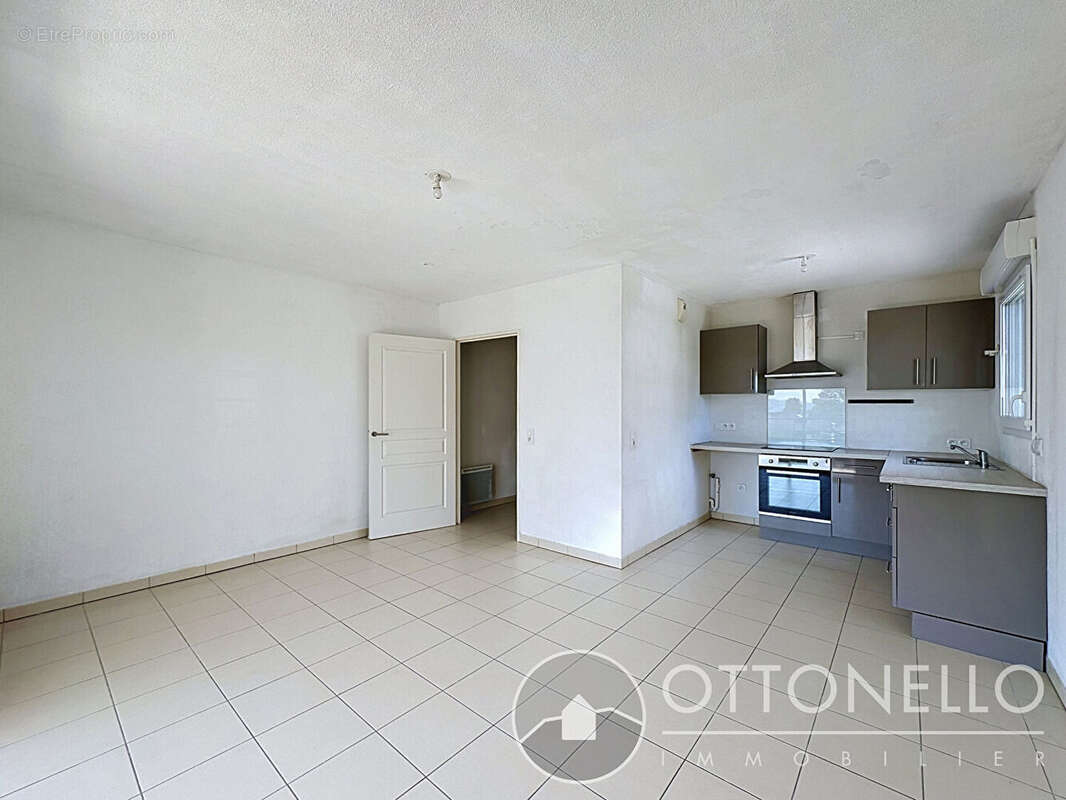 Appartement Roquebrune Sur Argens 2 pièces 48.44 m2 avec terrasse, balcon et 2 parkings - photo 2