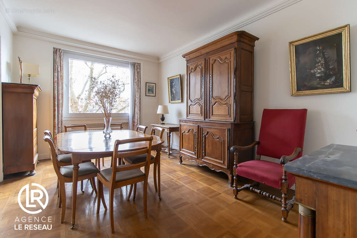 Appartement à PARIS-16E