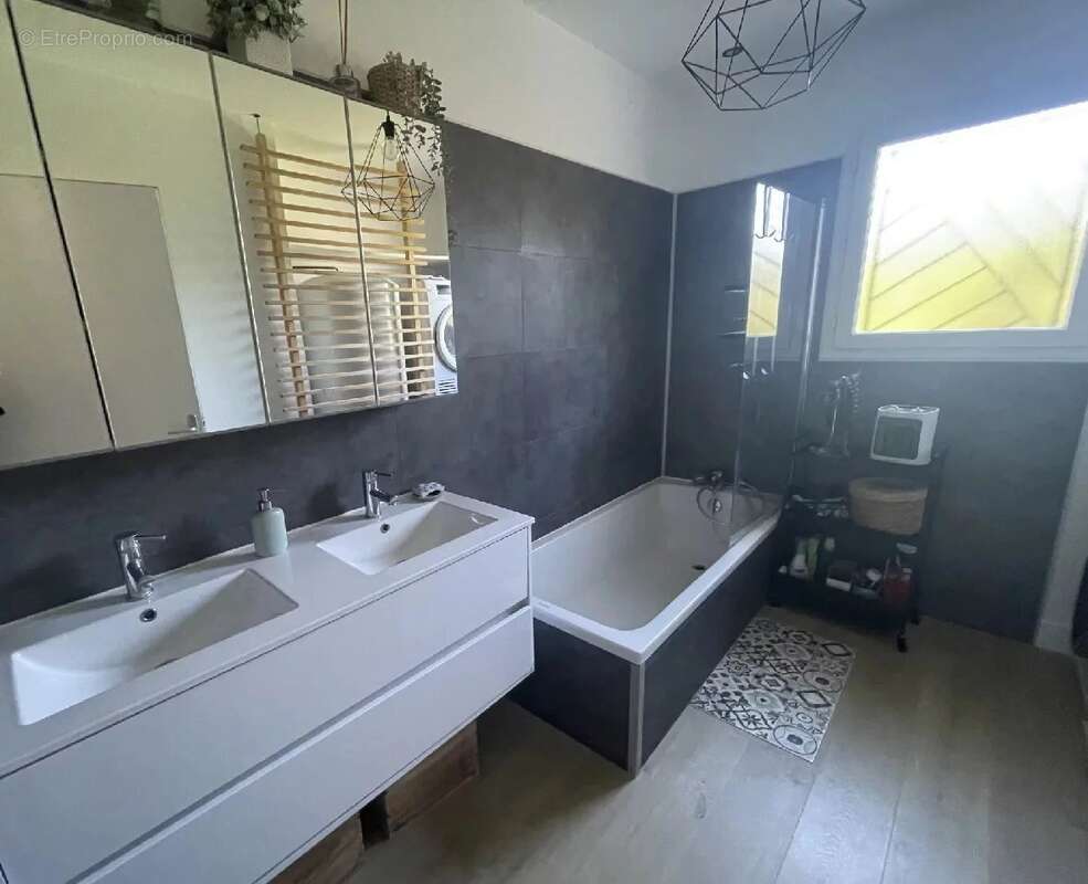 Maison à PINS-JUSTARET