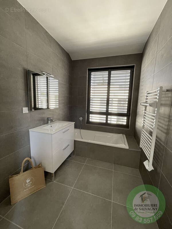 Appartement à LA TOUR-DE-SALVAGNY