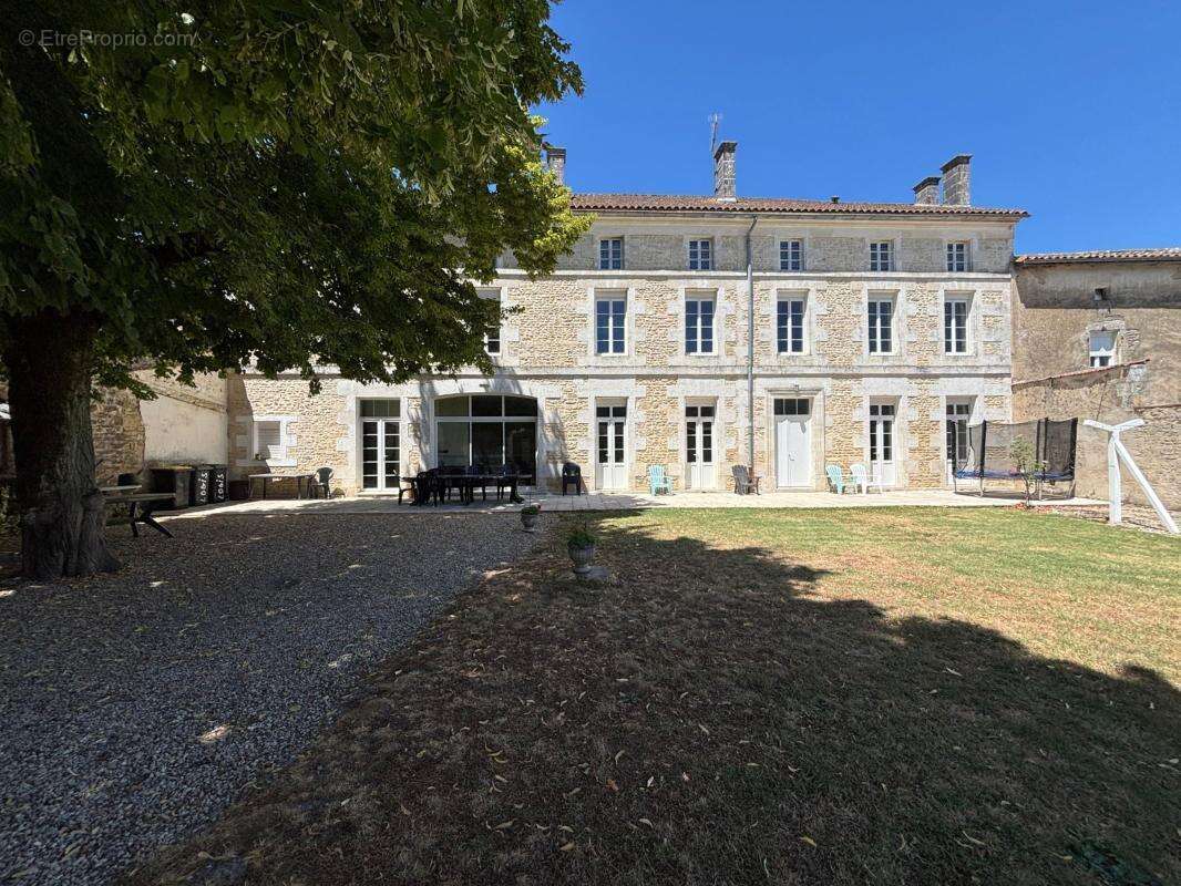 Maison 416 m² à Saint-Cybardeaux  - photo 2