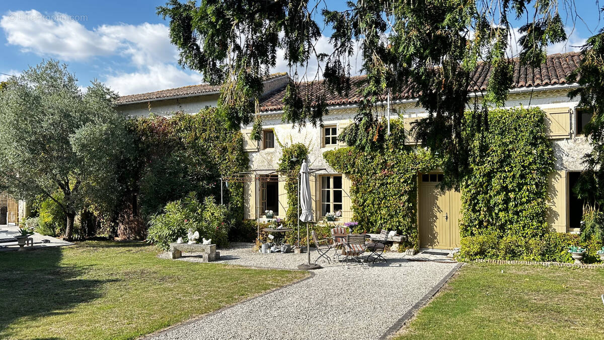 Maison à SAINT-PIERRE-DE-JUILLERS