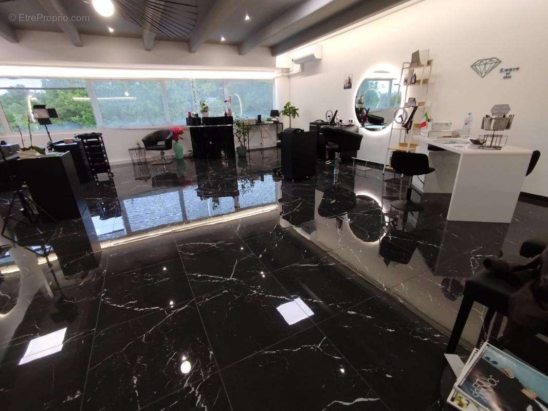 Commerce à LA GAUDE