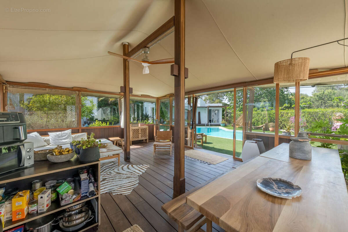 Rare, villa atypique contemporaine, piscine et tennis, à St Raphael Valescure - photo 8