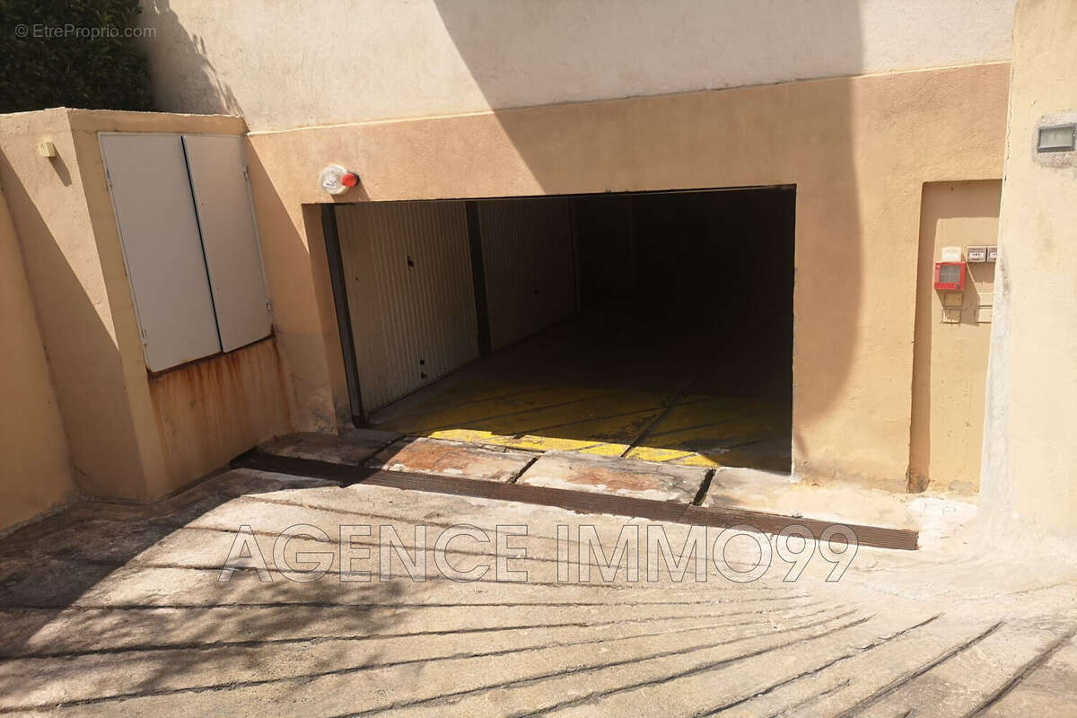 Parking à VALLAURIS