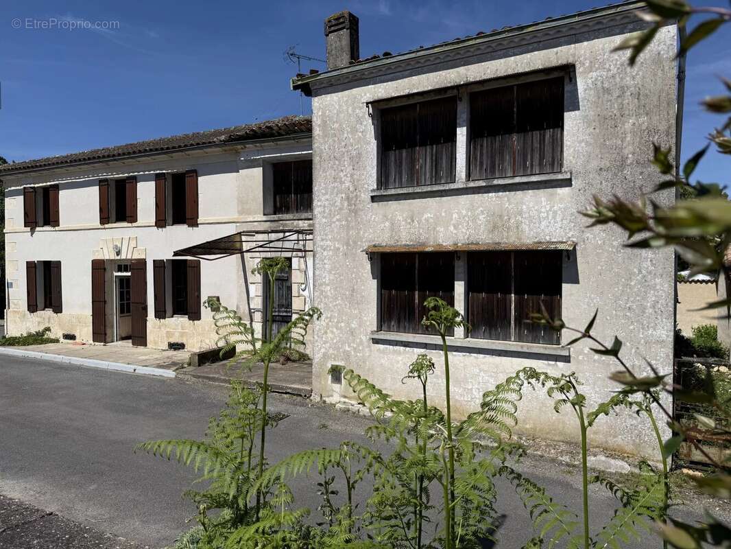 Maison à NIEUL-LE-VIROUIL