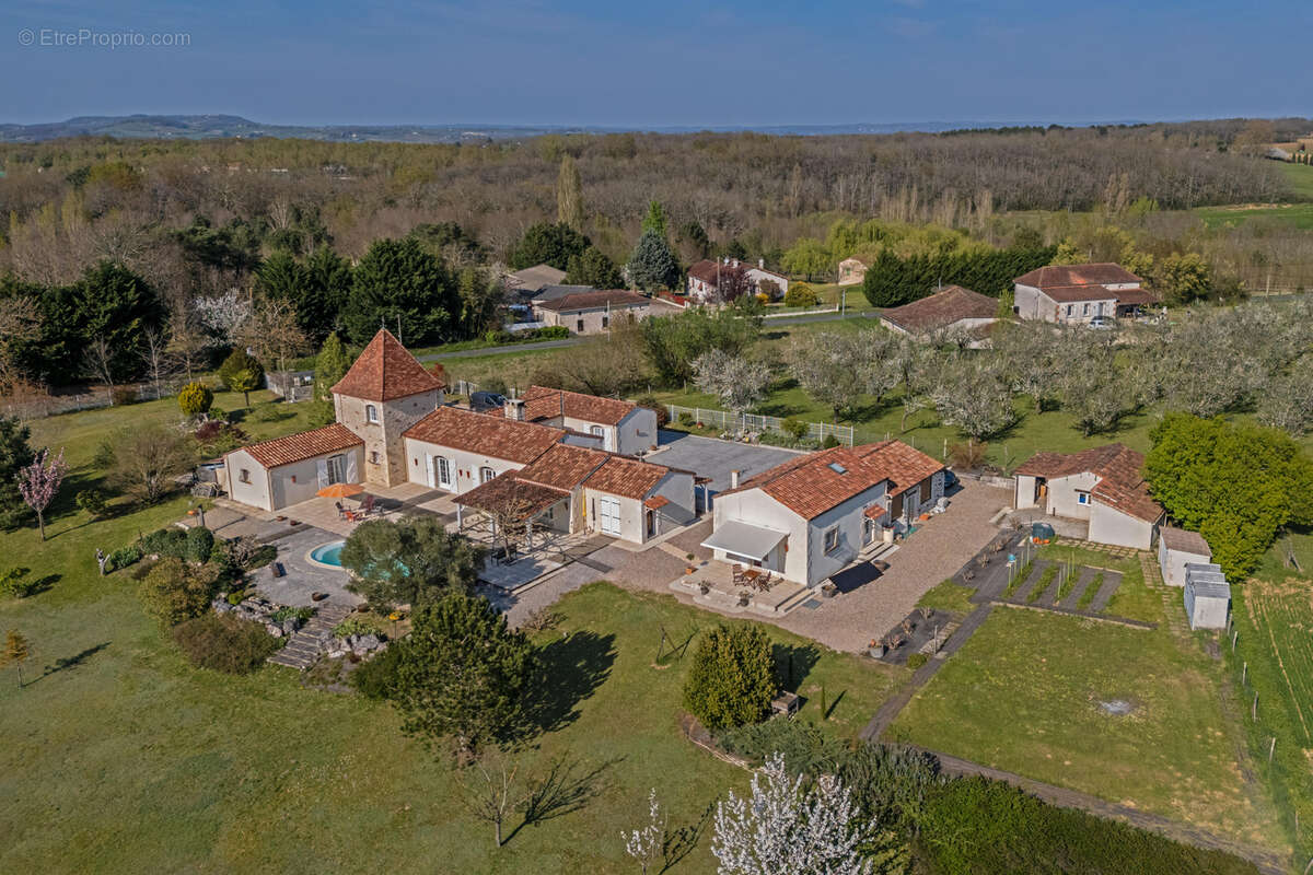 Propriété de campagne avec piscine, annexe, terrain, garage et lac - photo 11