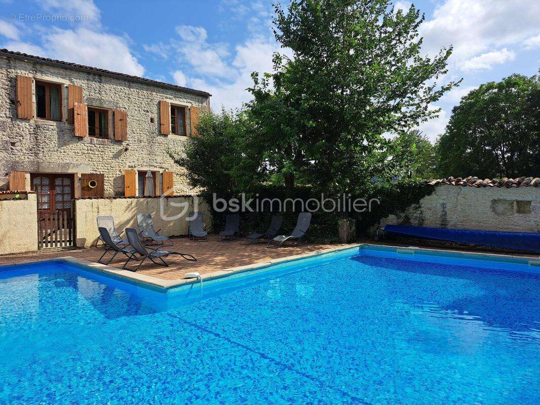 Maison à SAINT-PIERRE-DE-JUILLERS