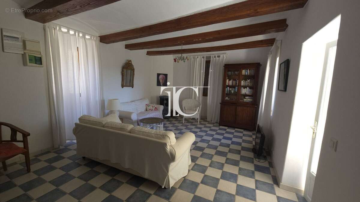 Authenticité, élégance et confort au cur du Sud Ardèche : une maison en pierre rare avec piscine où tout se fait à pied. - photo 16