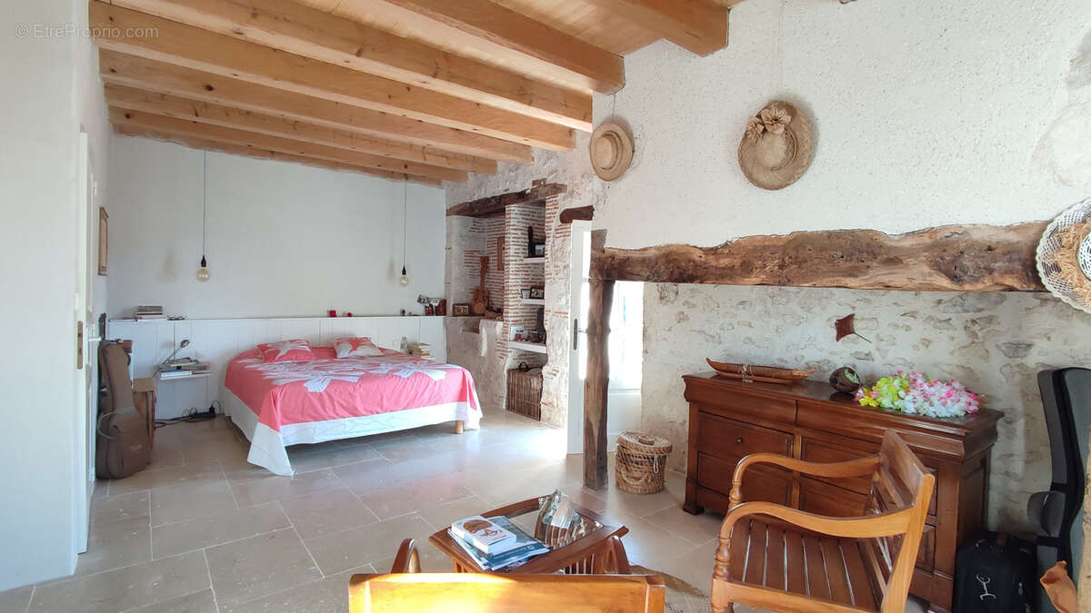 Maison à MONTAIGU-DE-QUERCY