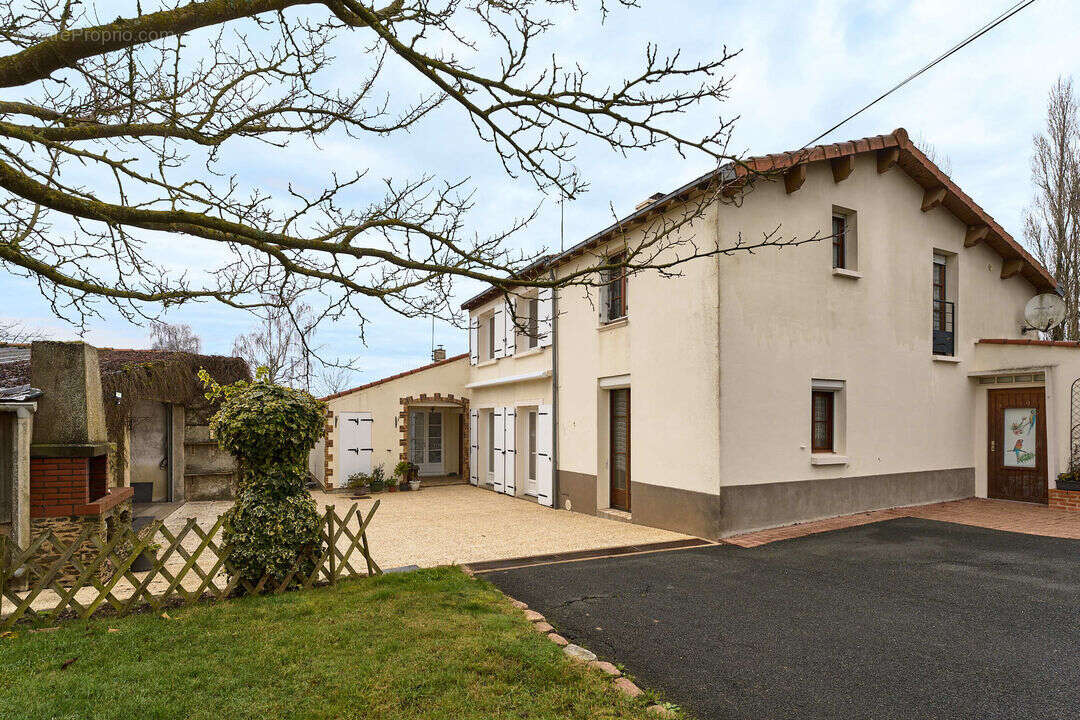 Maison à SAINT-QUENTIN-EN-MAUGES
