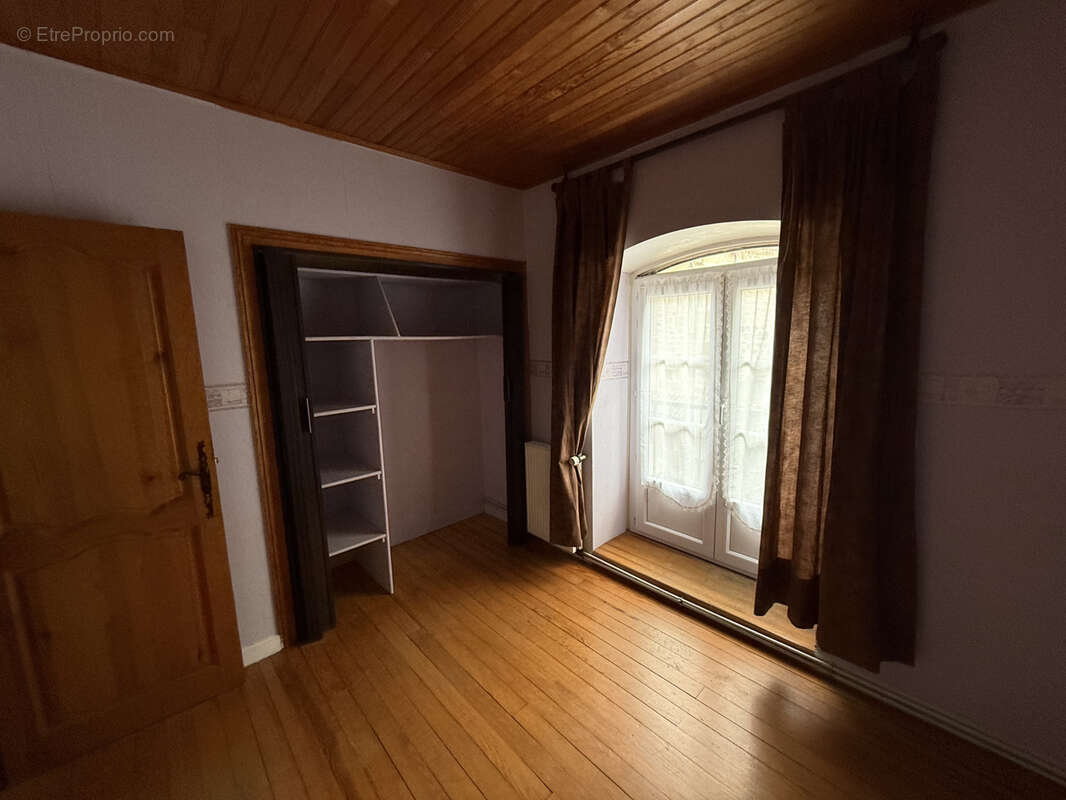 Maison à SAINT-JULIEN-CHAPTEUIL