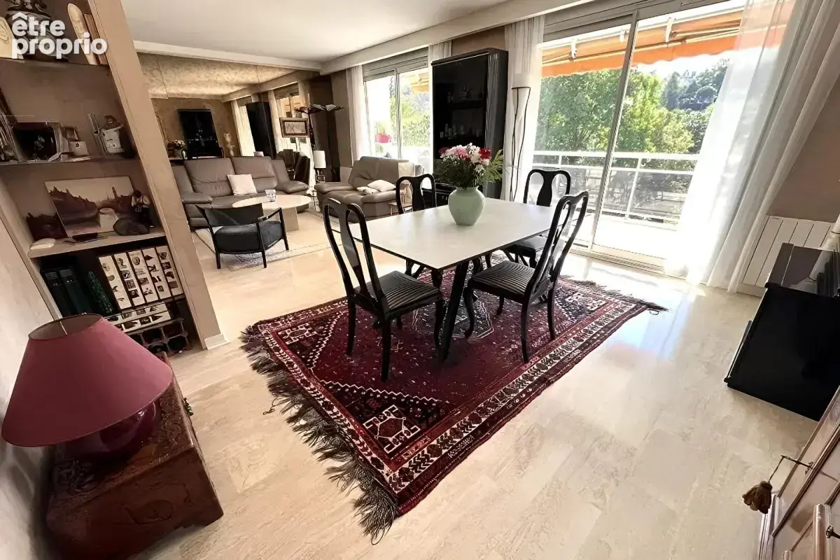 CHARBONNIERES  LES BAINS . Appartement  109m2 - 4 pièces- Avec terrasse ,cave et garage - photo 4