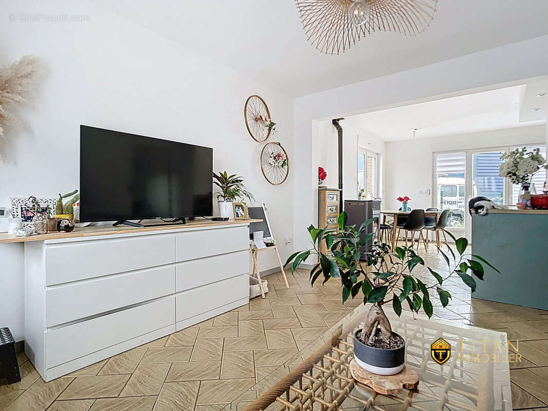 Maison individuelle 3 chambres, garage, jardin et local loué à Oye-plage - Maison à OYE-PLAGE