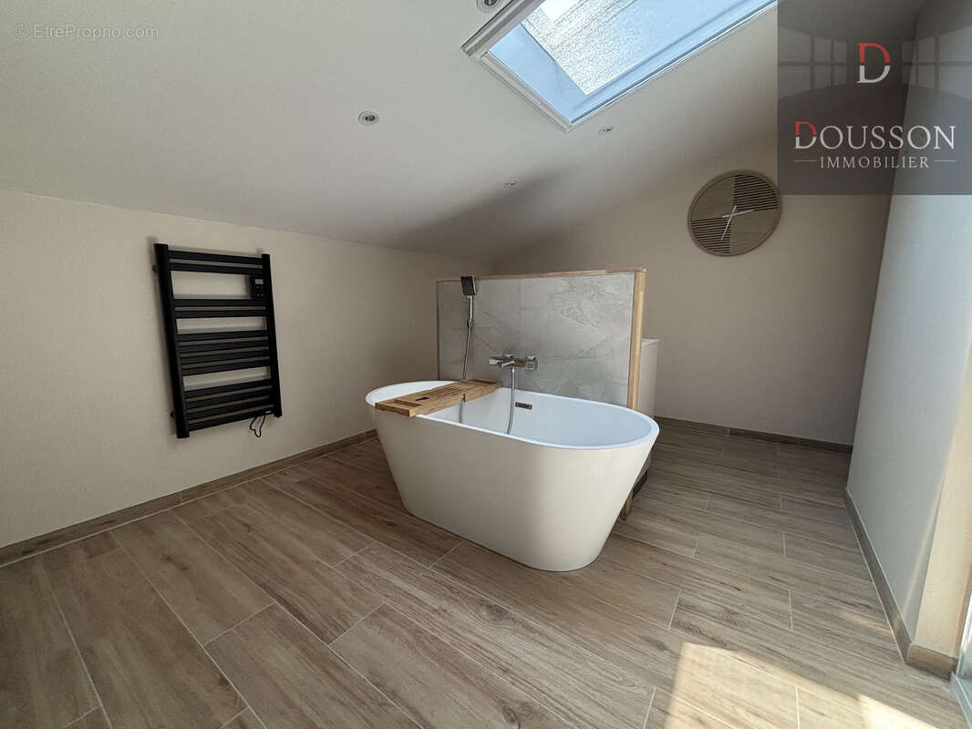 Villa de prestige de 220 m2 avec piscine, vaste garage et prestations haut de gamme à Aigues-Mortes - photo 9