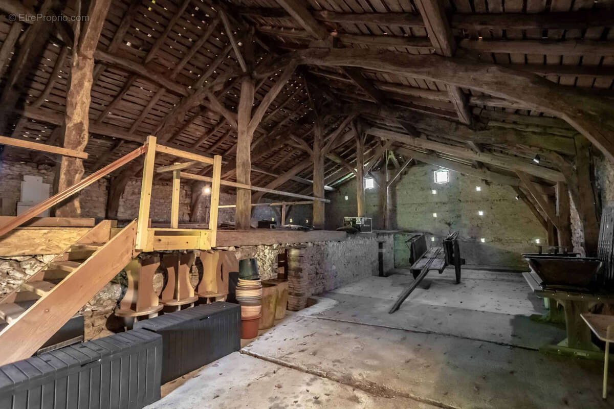 Maison de campagne avec piscine, dépendances, grange, terrain. - photo 31