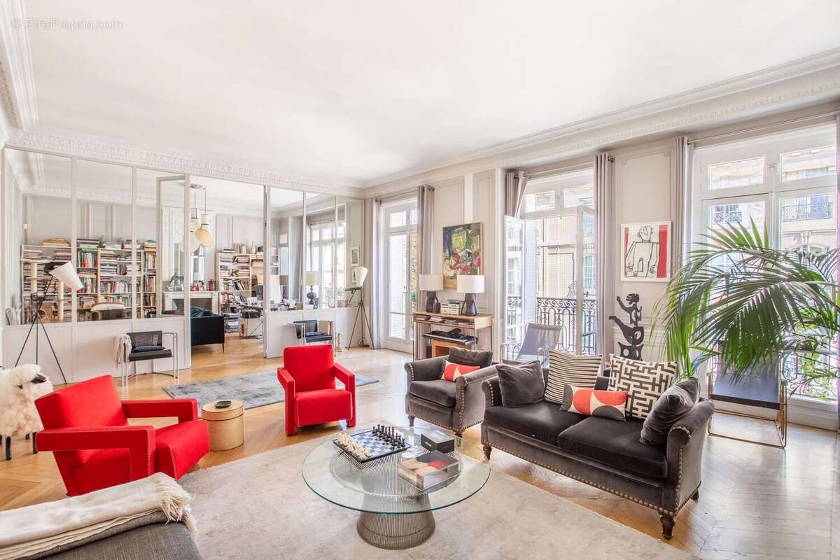 Appartement à PARIS-16E