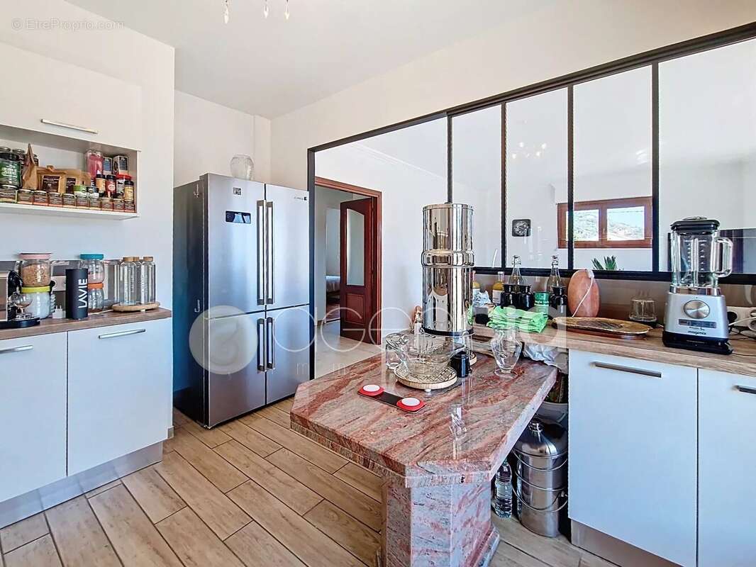 Au  dernier étage d un petit immeuble ! Bel appartement au Cannet quartier Europe  proche  commodités - photo 3