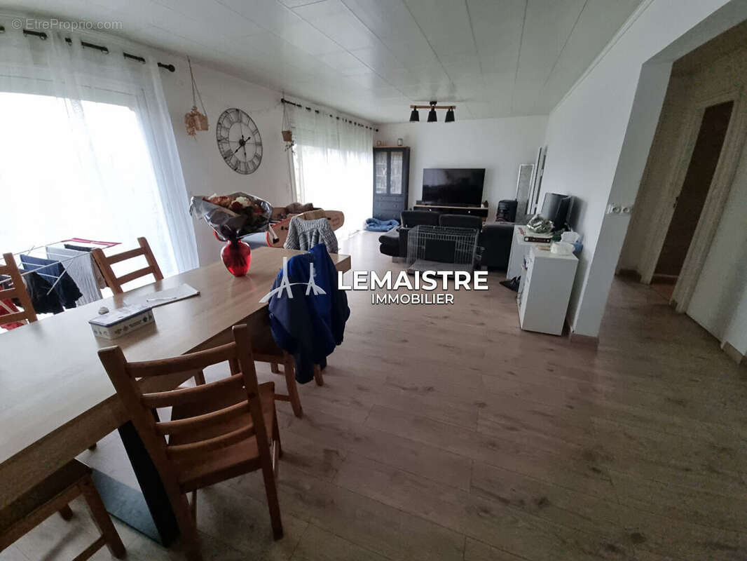 Ensemble immobilier commercial - ST-ROMAIN DE COLBOSC - 750 m² + appartement F4 - photo 11