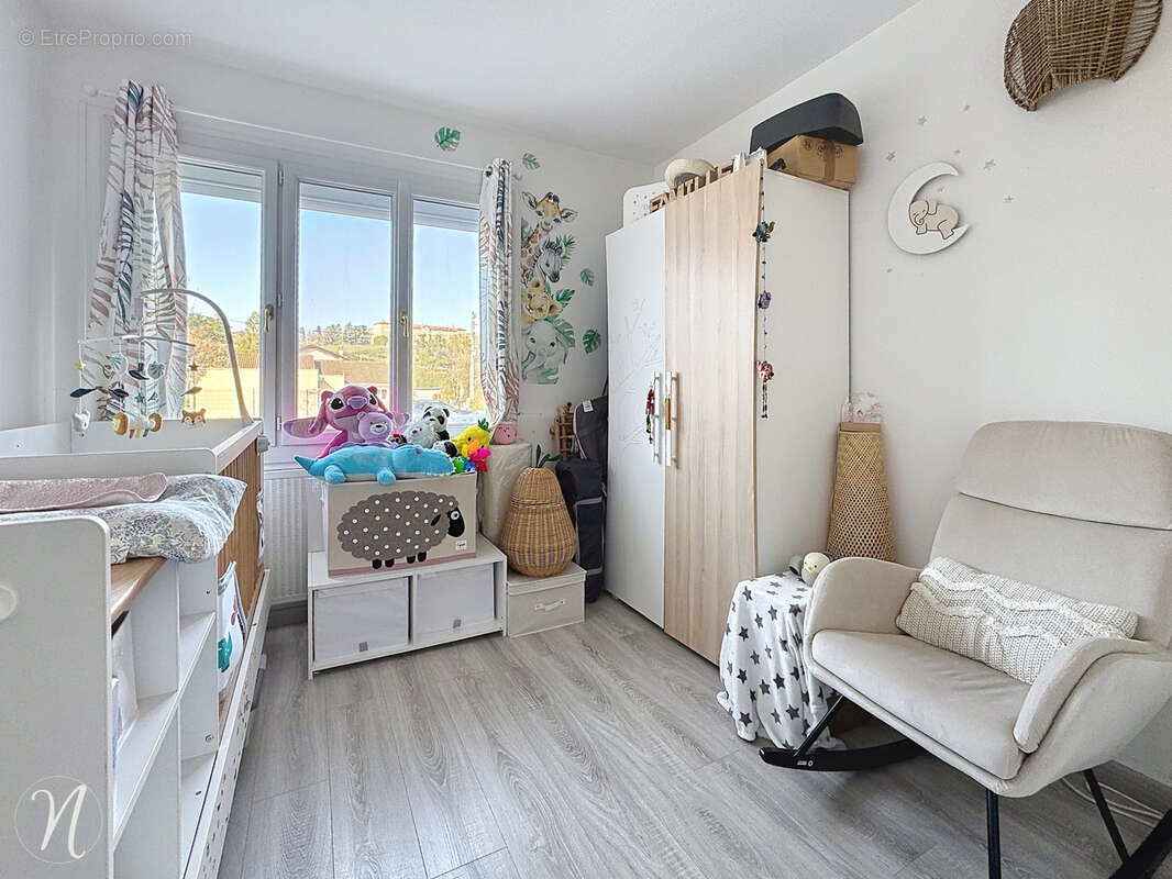 Appartement à SAINT-GENIS-LAVAL