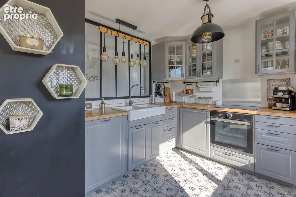 VIZILLE - Maison de 92m2 habitables + 60 m2 utiles, rénovée avec goût, disposant d'une vue dégagée et de beaux - photo 5