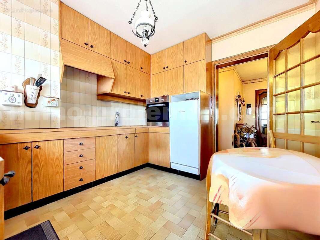 Appartement_T4_Annemasse_transformé_en_T3_Proche_Genève_Ceva_tram_Suisse_investissement_hyper_centre_Séjour_entrée_cuisine_ - Appartement à ANNEMASSE