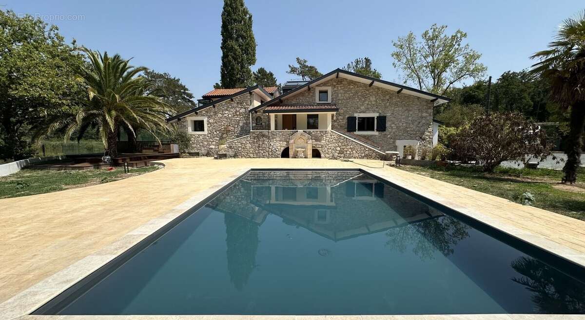 Lieu exceptionnel de 15 hectares dont 3 hectares d'etang pour cette propriete de 322 m2 - photo 6