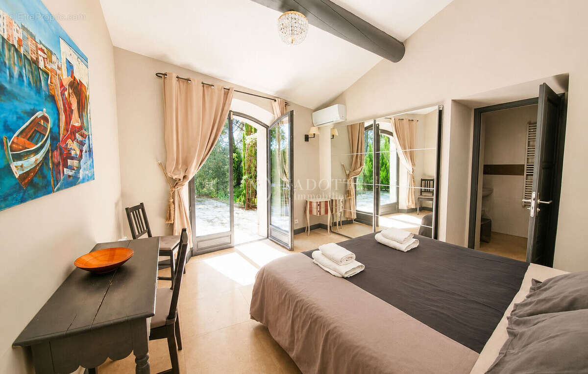 LOURMARIN Élégante propriété de prestige avec piscine chauffée et dépendances - photo 8