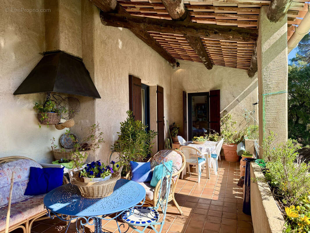 Dickjan POPPEMA d'eXp France vous propose une belle villa avec vue, piscine et 4 chambres - Maison à PIERREVERT