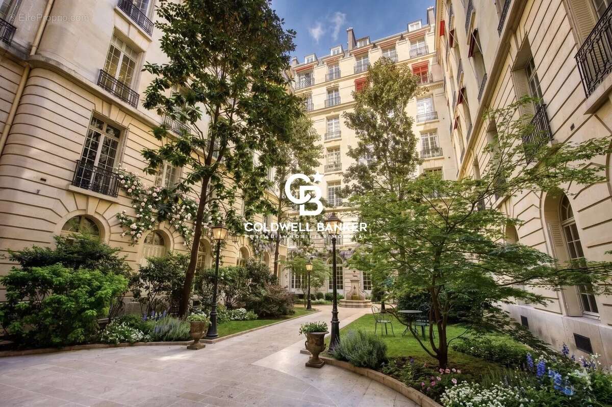 Appartement à PARIS-8E