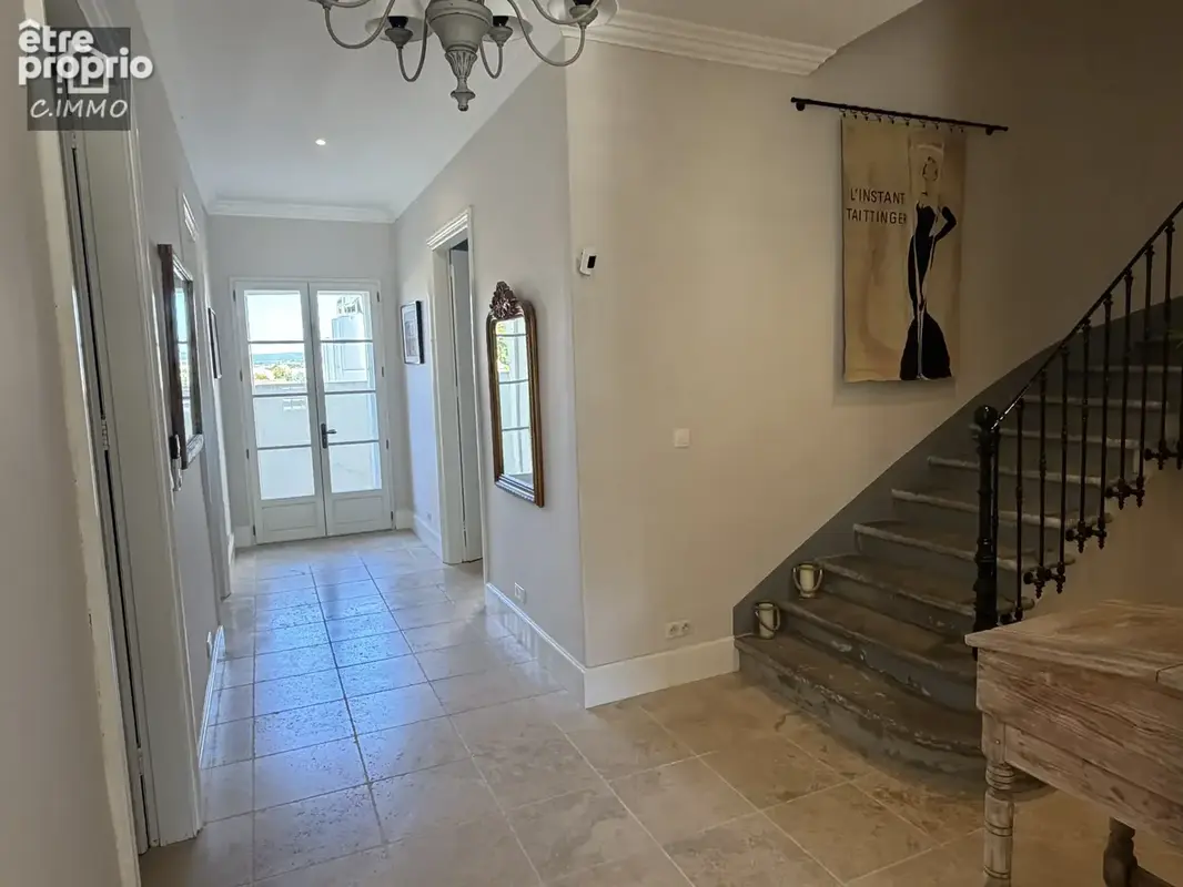 Grande maison vigneronne de 215 m2 de type 6 avec piscine, terrasse, patio et garage de 121 m2. - photo 4