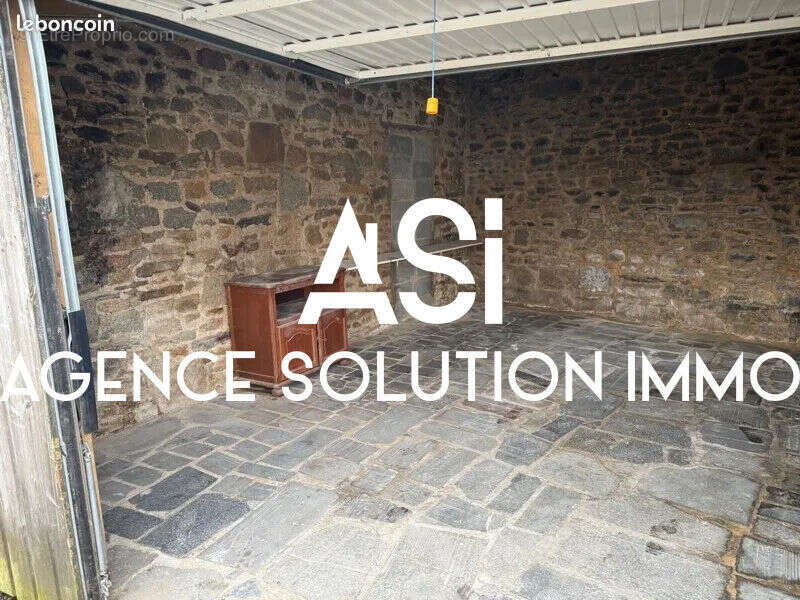 Parking à LOUVIGNE-DU-DESERT