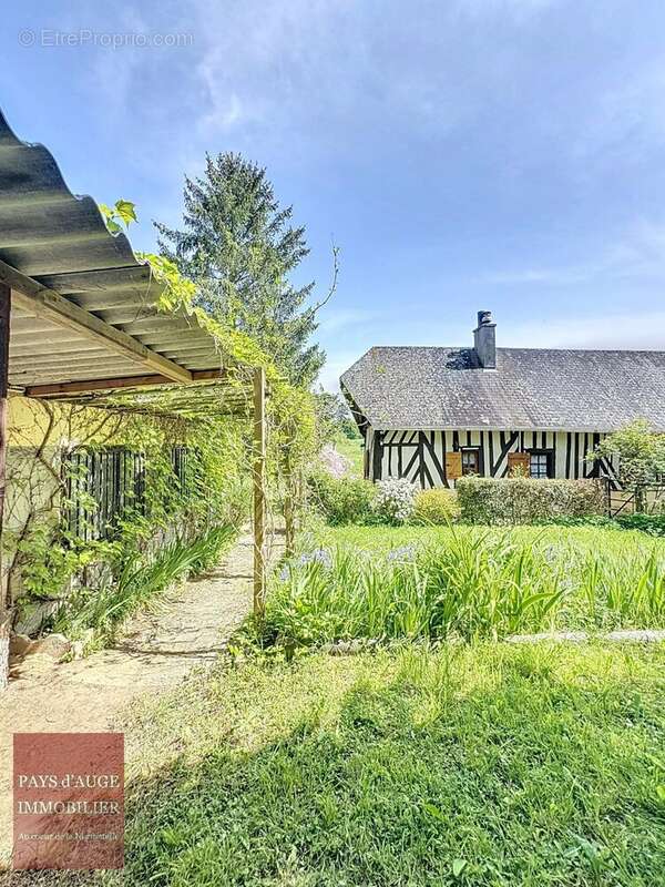 Maison à SAINT-PIERRE-SUR-DIVES