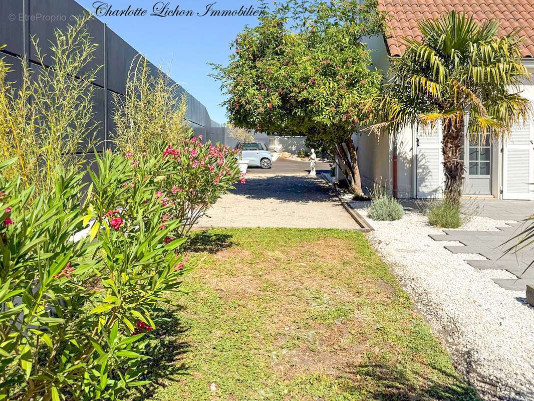 Maison 208 m2 - 292 m2 au sol - 5 chambres - véranda - garage - piscine  - cour et jardin - photo 3