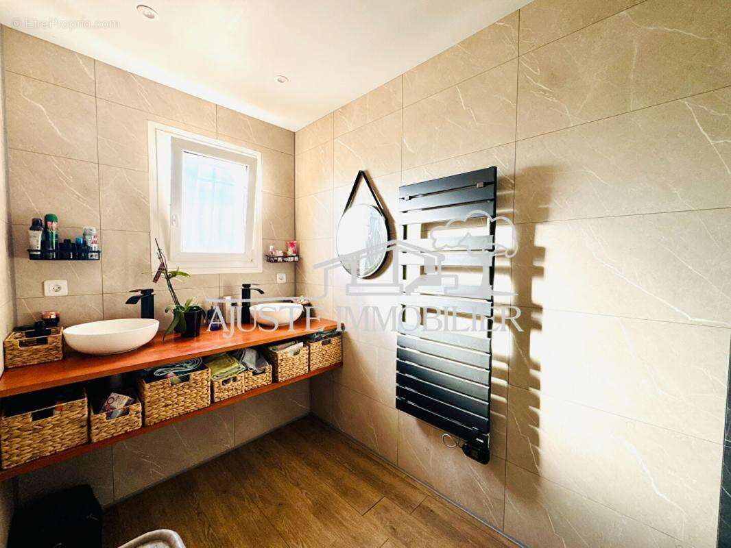 Maison à SAINT-VICTORET