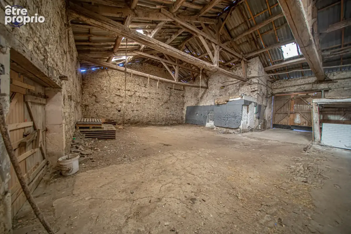 Ancien corps de ferme avec grandes dépendances - photo 12