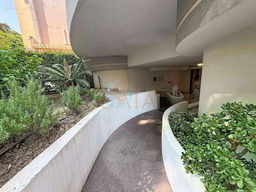 Exclusivite cannes montfleury 2p au calme terrasse parking bon etat general - photo 8