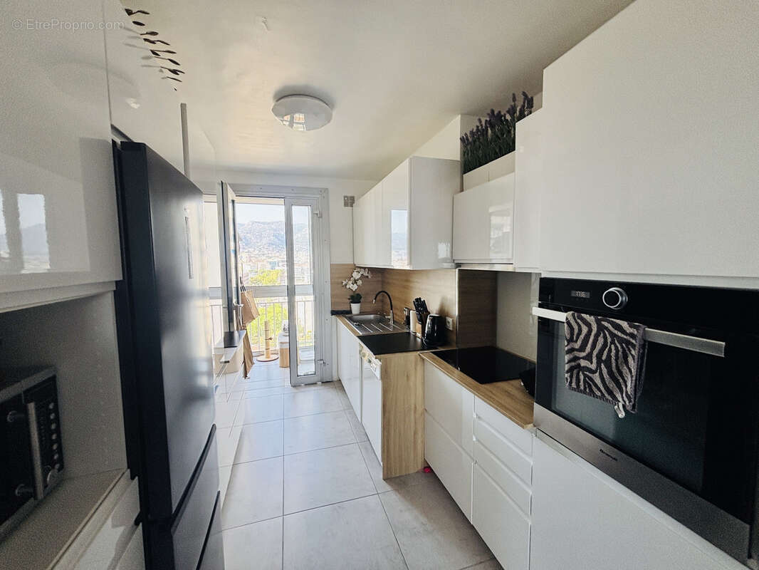 Toulon Mourillon, Appartement T4 rénové entièrement en dernier étage avec ascenseur, vue dégagée mer - photo 4