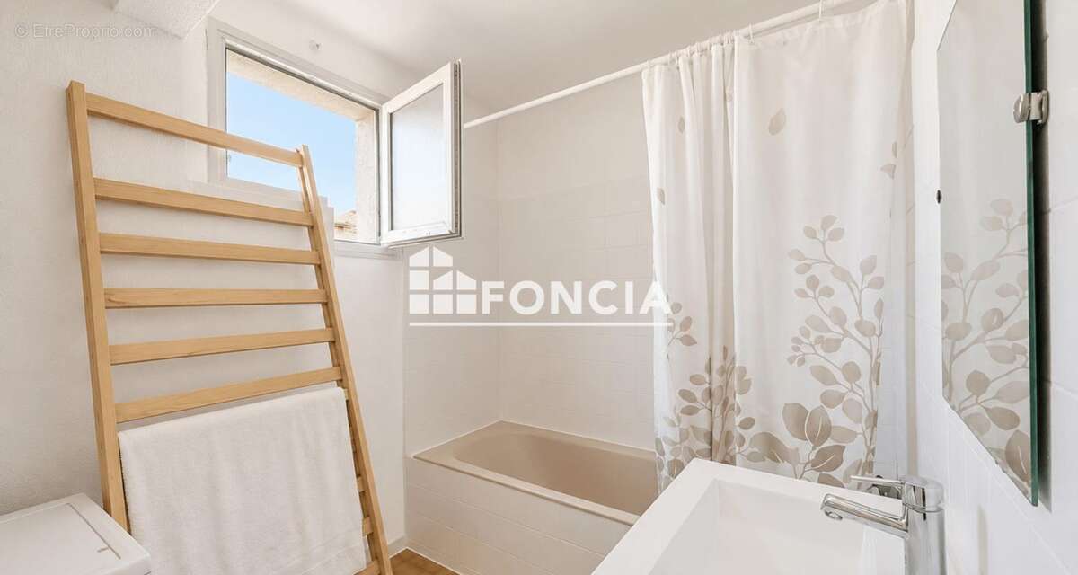 Appartement t3 - centre ville - residence securisee - cogolin - photo 5