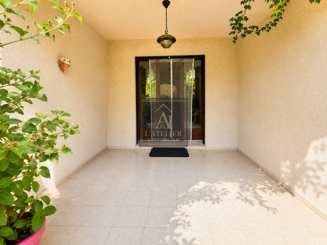 Appartement en rez-de-jardin avec extérieurs à proximité des commodités - photo 11
