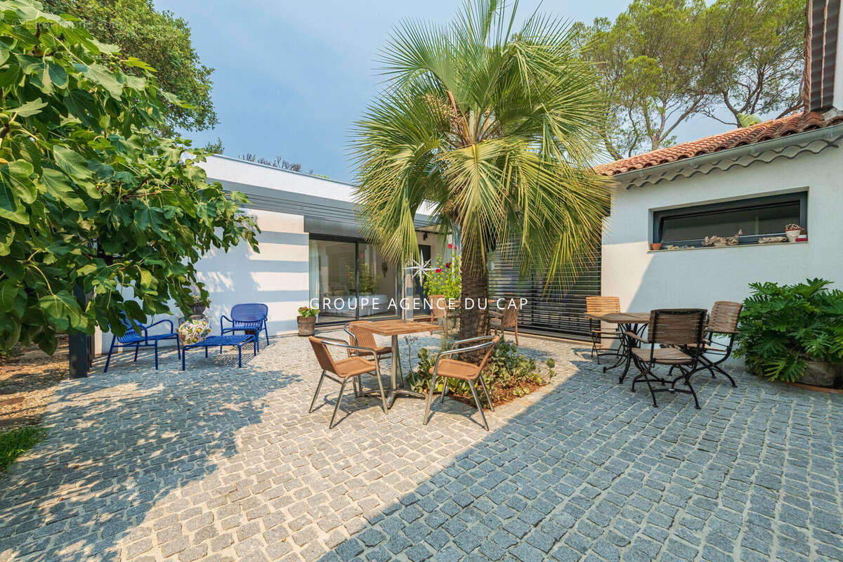 Villa Saint Raphael 7 pièce(s) 184 m2 - photo 9