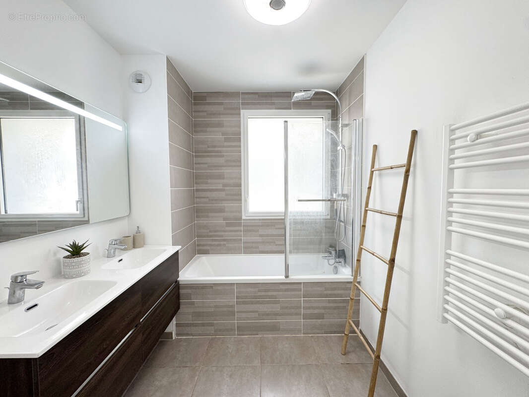 Appartement à MAUGUIO