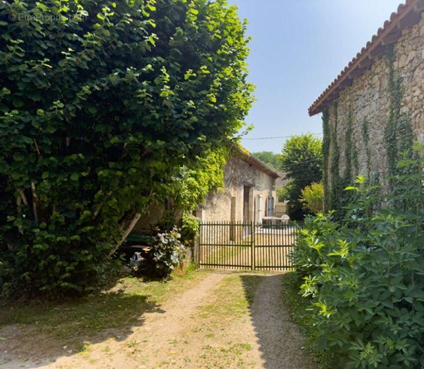 Maison à ANTONNE-ET-TRIGONANT